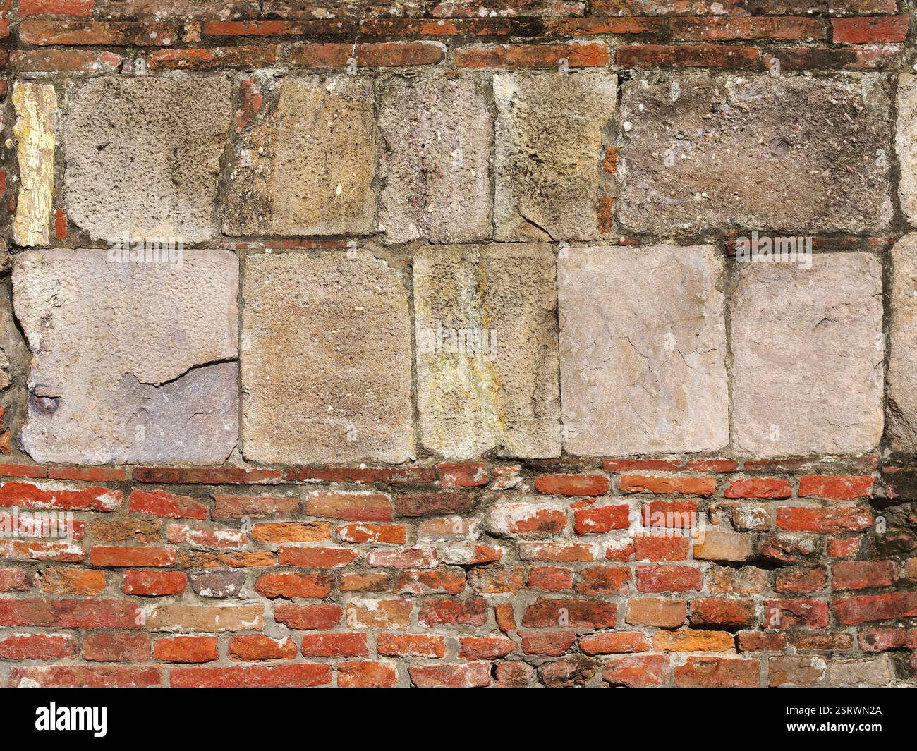 Alte Steinmauer mit roten Ziegeln als Hintergrund Stockfoto