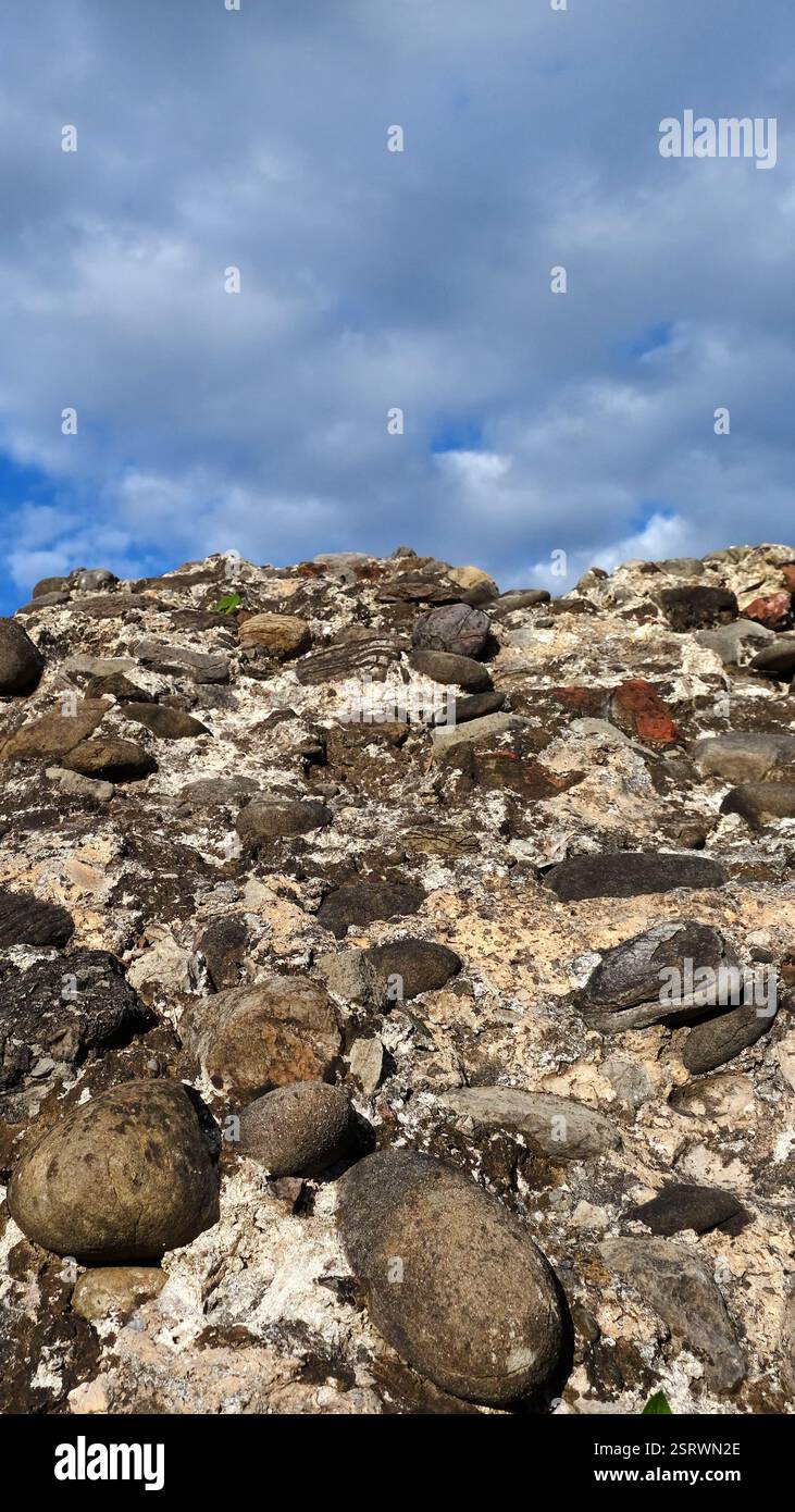 Steine mit Mörtel und weißen Wolken als Hintergrund Stockfoto