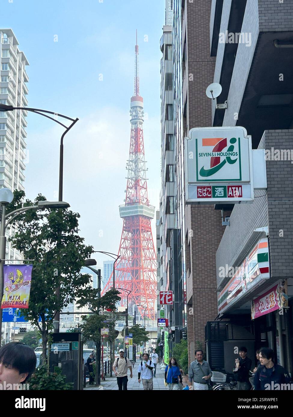 Straßenblick auf den Tokyo Tower und 7-11 | Tokio, Japan - Smartphone-aufgenommenes Stockfoto