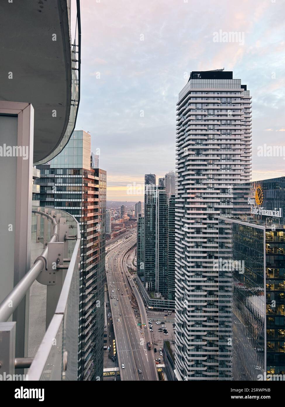 Wolkenkratzer bei Sonnenaufgang | Toronto, Kanada - Smartphone-aufgenommenes Stockfoto