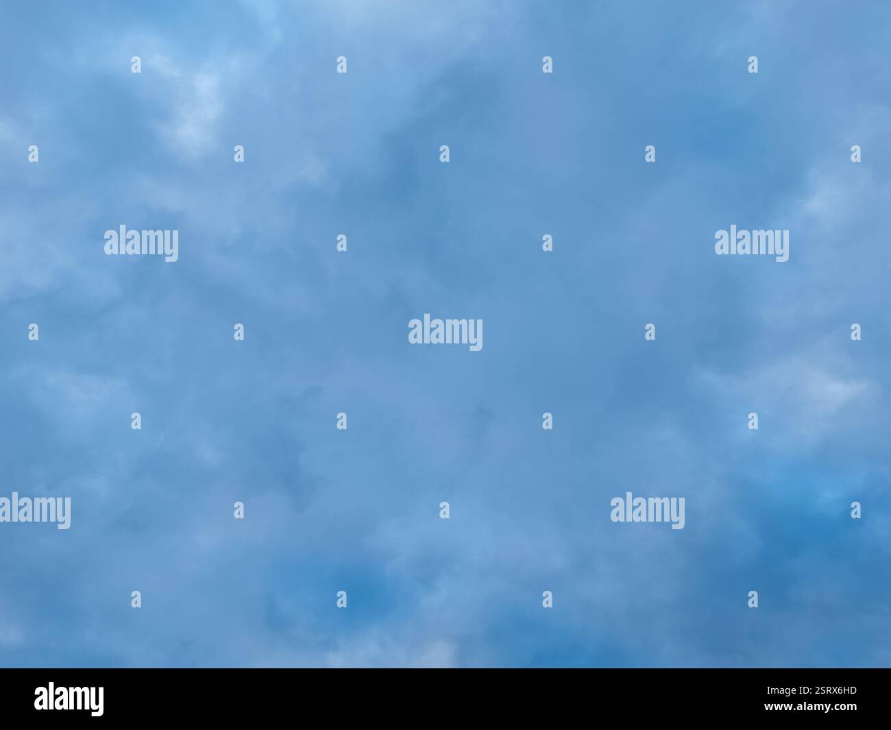 Ein Foto der dicken Wolken an einem bewölkten Tag. Diese Aufnahme ist als Hintergrund konzipiert. Fügen Sie einfach Ihren Typ hinzu. Stockfoto
