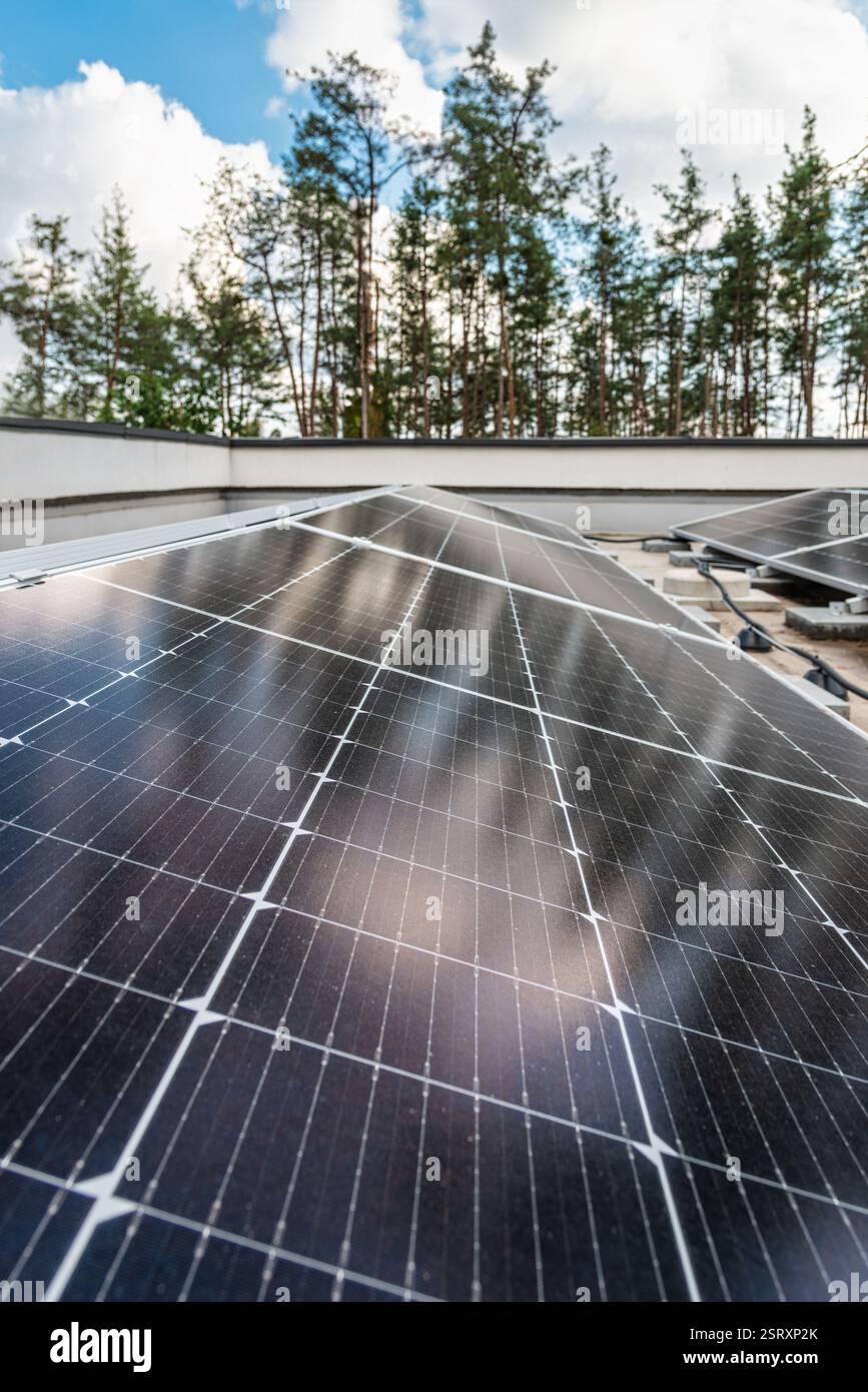 Solarpaneele auf dem Dach des Privathauses Stockfoto