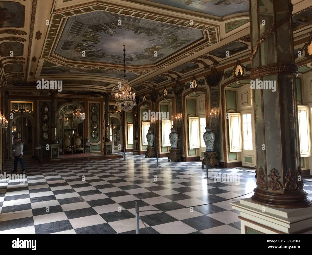 Botschaftersaal, Nationalpalast von Queluz, Portugal. Verzierte Rokoko-Innenausstattung mit vergoldeten Wänden, Fresken und kariertem Marmorboden. Dieser Riesen Stockfoto