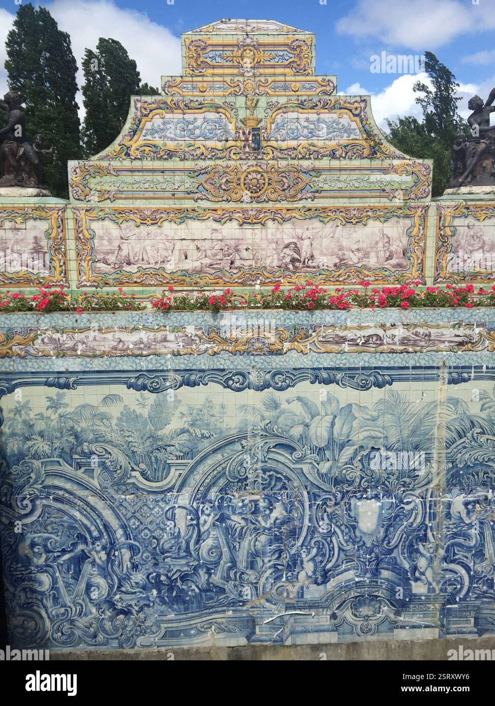 Die Wand mit Azulejo-Fliesen zeigt detaillierte Jagdszenen und Landschaften. Zeigt das Leben und die Kultur des Portugals des 18. Jahrhunderts. Exquisite Handwerkskunst Stockfoto