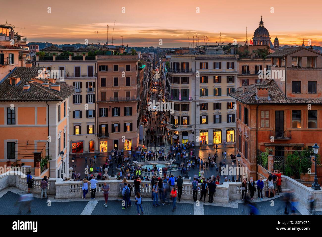 Rom bei Sonnenuntergang. Abendlicher Luftblick auf die Piazza di Spagna in Rom, Italien. Stockfoto