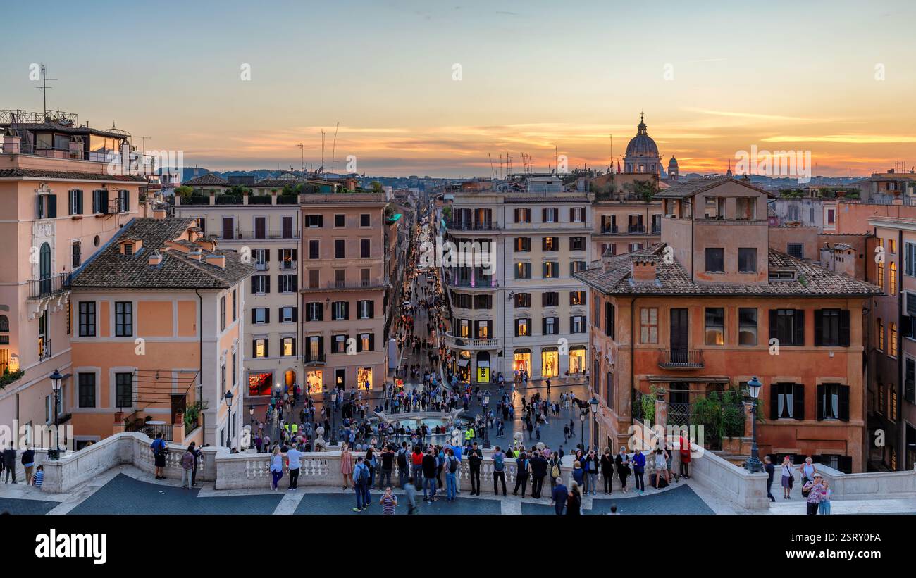 Abendlicher Luftblick auf die Piazza di Spagna in Rom, Italien. Stockfoto
