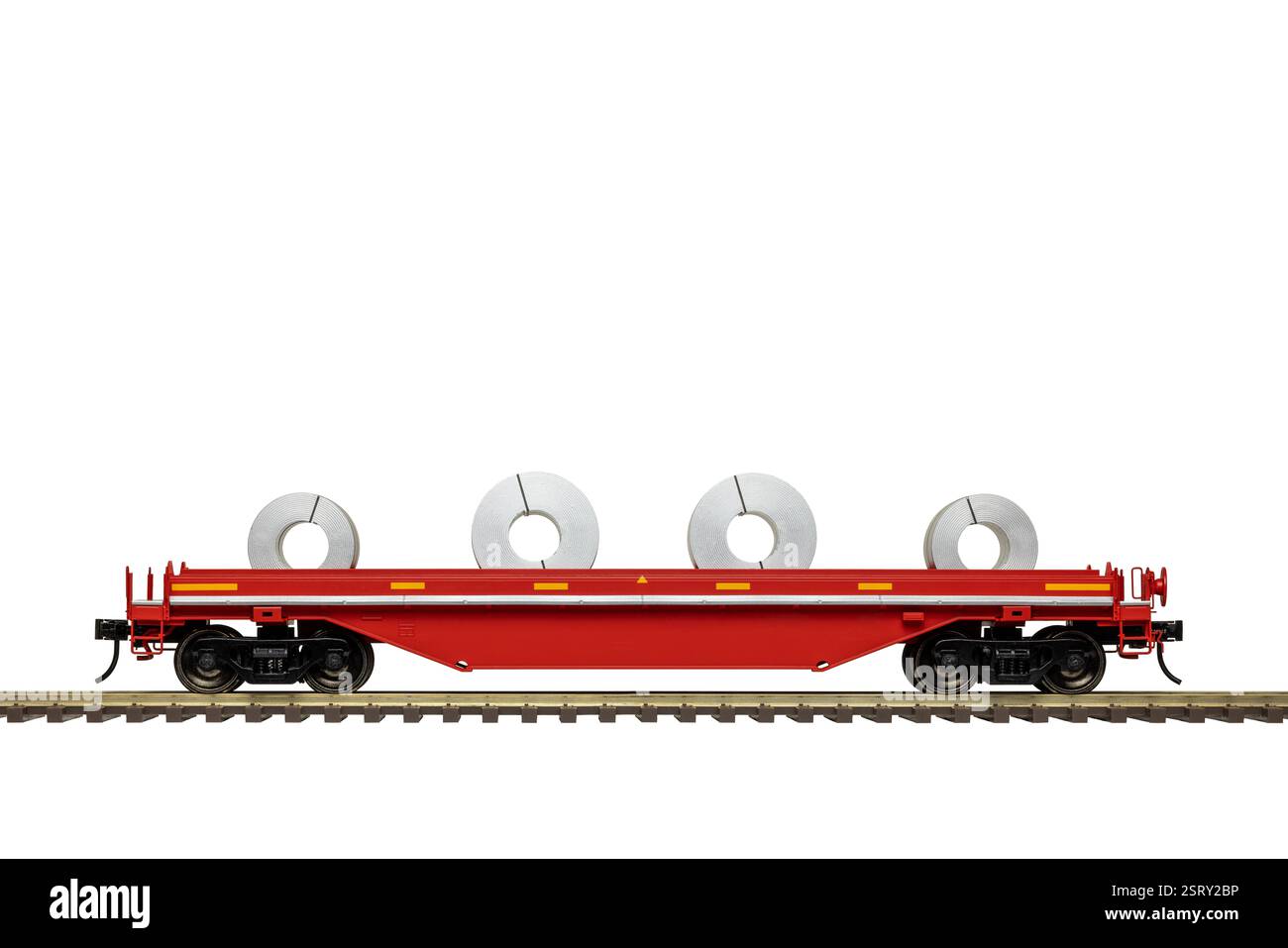 Ein roter, ungedeckter Eisenbahnwaggon aus Stahlspule. Stockfoto