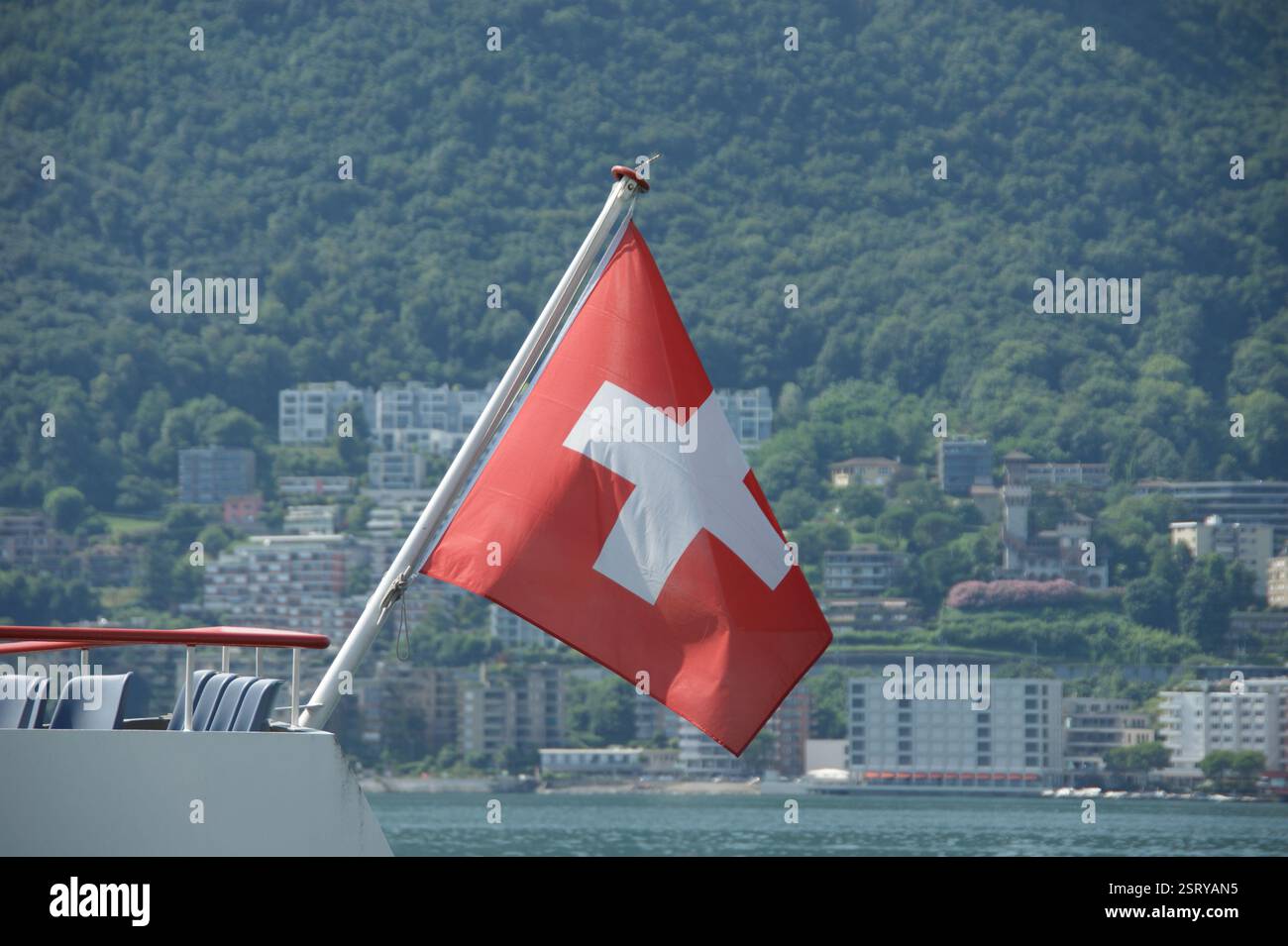 Schweizer Flagge auf der Yatch in Lugano Stockfoto