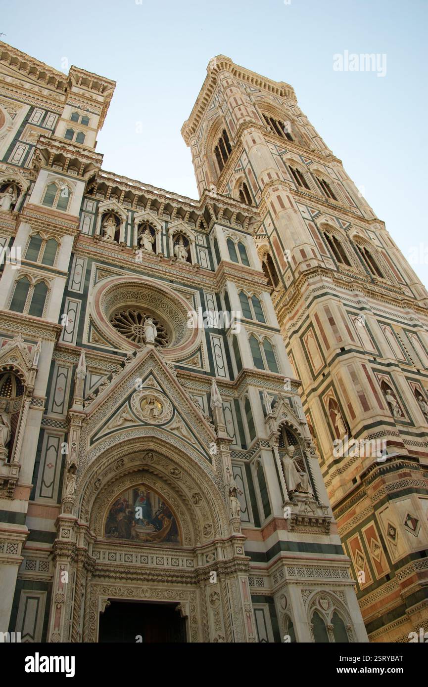 Eine flache Perspektive, die die architektonische Brillanz der Kathedrale Santa Maria dei Fiore in Florenz, Italien, zeigt Stockfoto