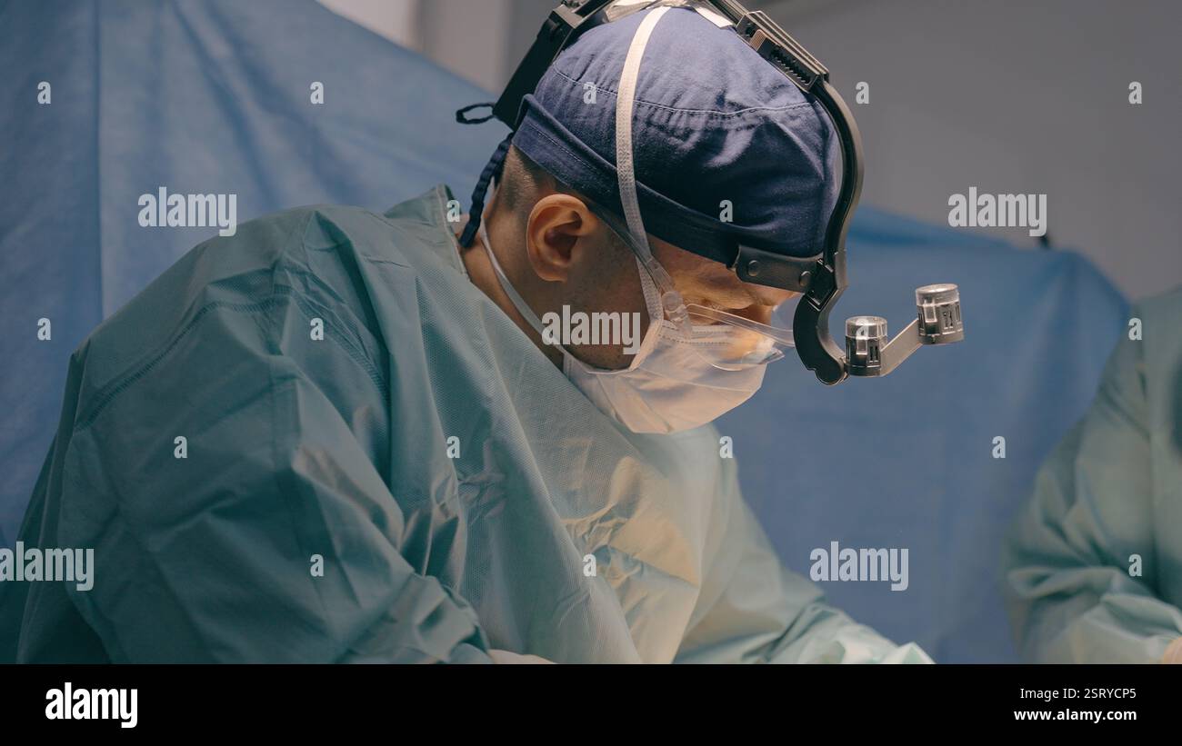 Mann Chirurg in der medizinischen Uniform Arzt Arzt Arzt Arzt Arzt Arzt führen Transplantation chirurgische Operation professionelle Chirurgie Stockfoto