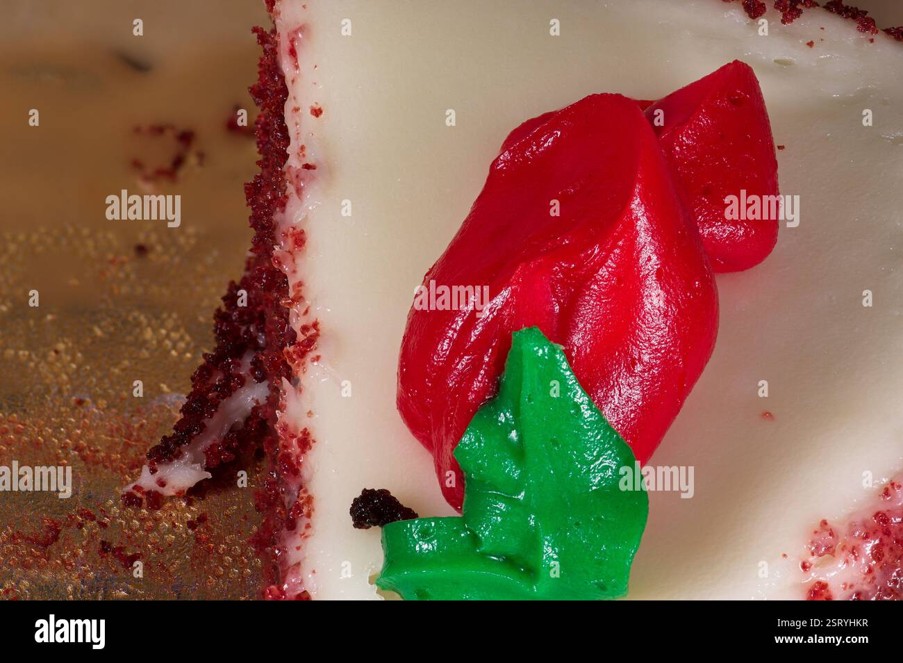 Eine rote Rosenglasur auf einem roten Samtkuchen Stockfoto