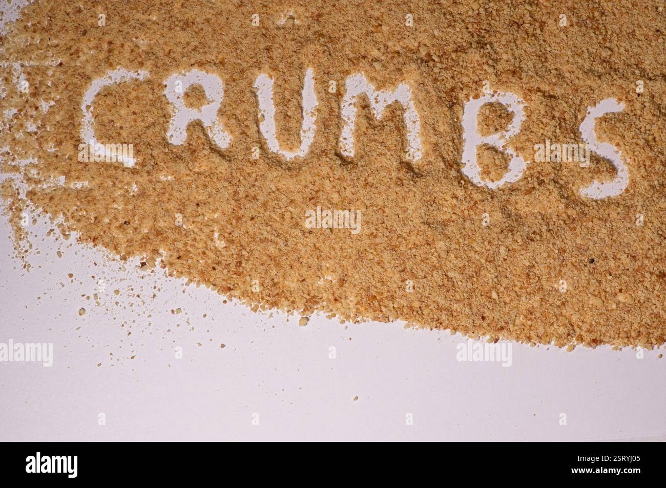 Brotkrümel mit Kopierraum darunter Stockfoto