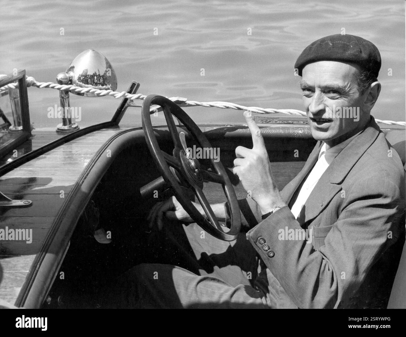 Führt Regisseur DAVID LEAN selbst Regie? Neben der Regie des Films spielt er auch die Rolle eines Bootsmannes in den Motorbootszenen in DEN LEIDENSCHAFTLICHEN FREUNDEN Datum: 1949 Stockfoto