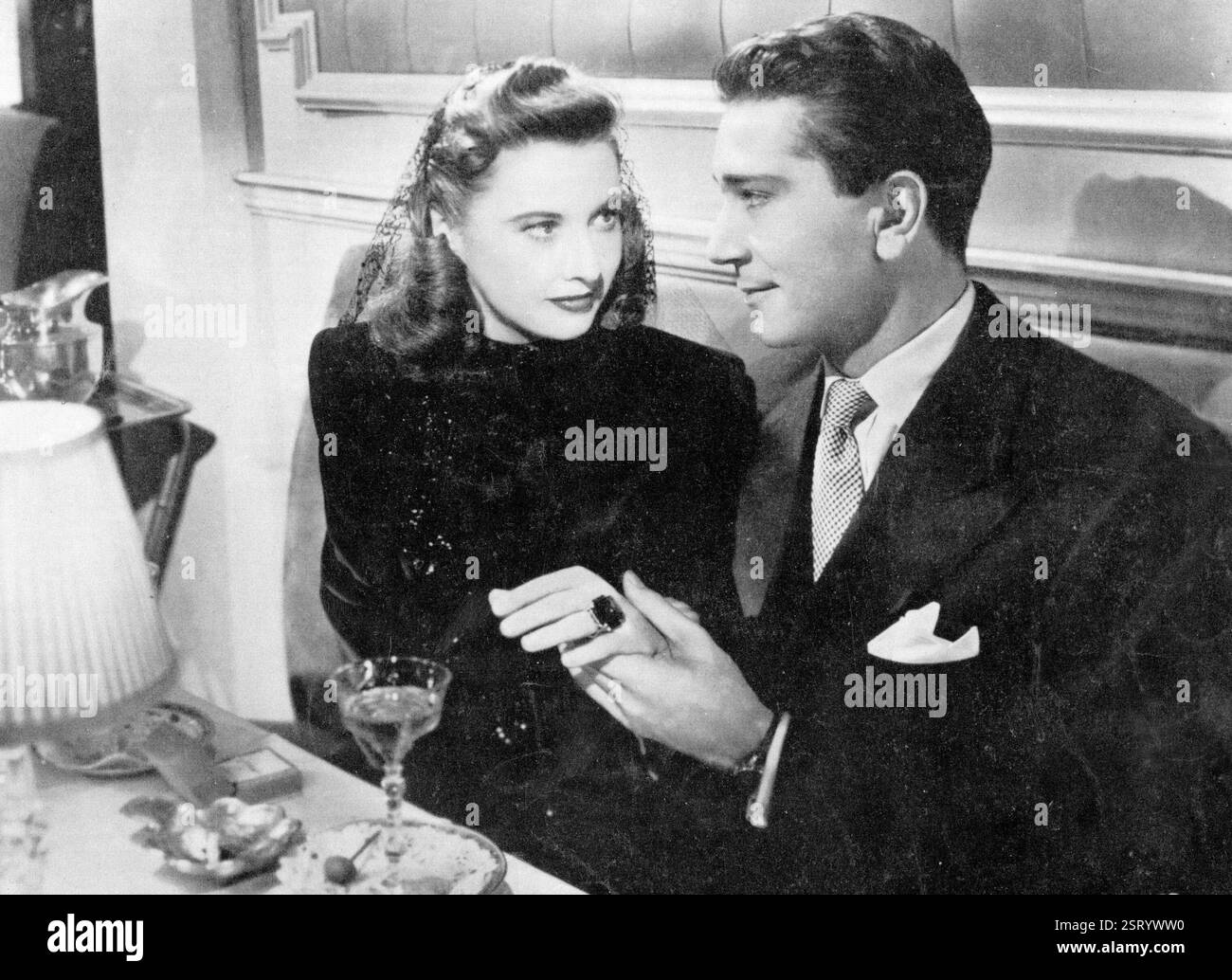 DIE ANDEREN LIEBEN BARBARA STANWYCK, RICHARD CONTE Datum: 1947 Stockfoto