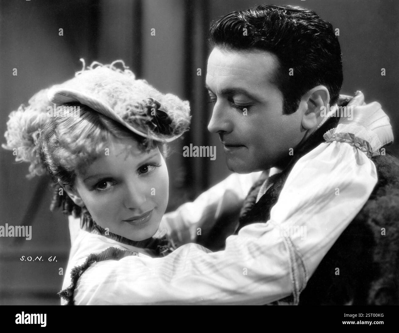 Film still aus „Spion von Napoleon“, basierend auf dem Roman von Baronin Orczy. Hier umarmt Eloise (Dolly Haas) Gerard de Lanoy (Richard Barthelmess). Datum: 1935 Stockfoto