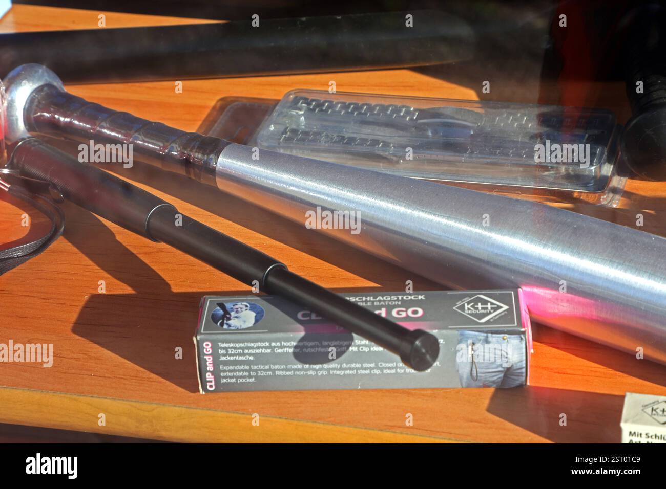 Schlagwaffen zum Verkauf im Schaufenster von einem Geschäft befinden sich Schlagstöcke, Baseballschläger und Teleskopschlagstöcke zum legalen Erwerb, aber unter den Vorgaben des Deutschen Waffengesetzes WaffG. Essen Nordrhein-Westfalen Deutschland *** Waffen zum Verkauf im Schaufenster eines Ladens gibt es Schlagstöcke, Baseballschläger und Teleskopstöcke zum legalen Kauf, jedoch gemäß den Bestimmungen des WaffG Essen Nordrhein-Westfalen Deutschland Stockfoto Schlagwaffen zum Verkauf im Schaufenster von einem Geschäft befinden sich Schlagstöcke, Baseballschläger und Teleskopschlagstöcke zum legalen Erwerb, aber unter den Vorgaben des Deutschen Waffengesetzes WaffG. Essen Nordrhein-Westfalen Deutschland *** Waffen zum Verkauf im Schaufenster eines Ladens gibt es Schlagstöcke, Baseballschläger und Teleskopstöcke zum legalen Kauf, jedoch gemäß den Bestimmungen des WaffG Essen Nordrhein-Westfalen Deutschland Stockfoto