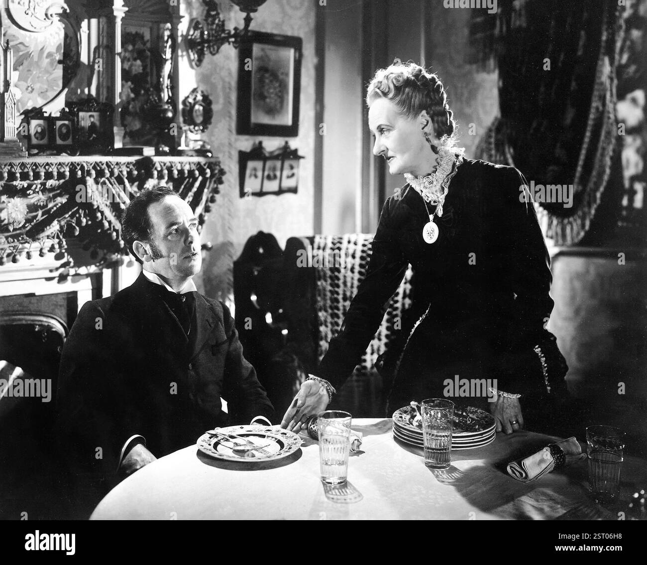 ROSA SCHNUR UND DICHTUNG WAX MERVYN JOHNS, MARY MERRALL ROSA SCHNUR UND SEALING WAX MERVYN JOHNS, MARY MERRALL Datum: 1946 Stockfoto