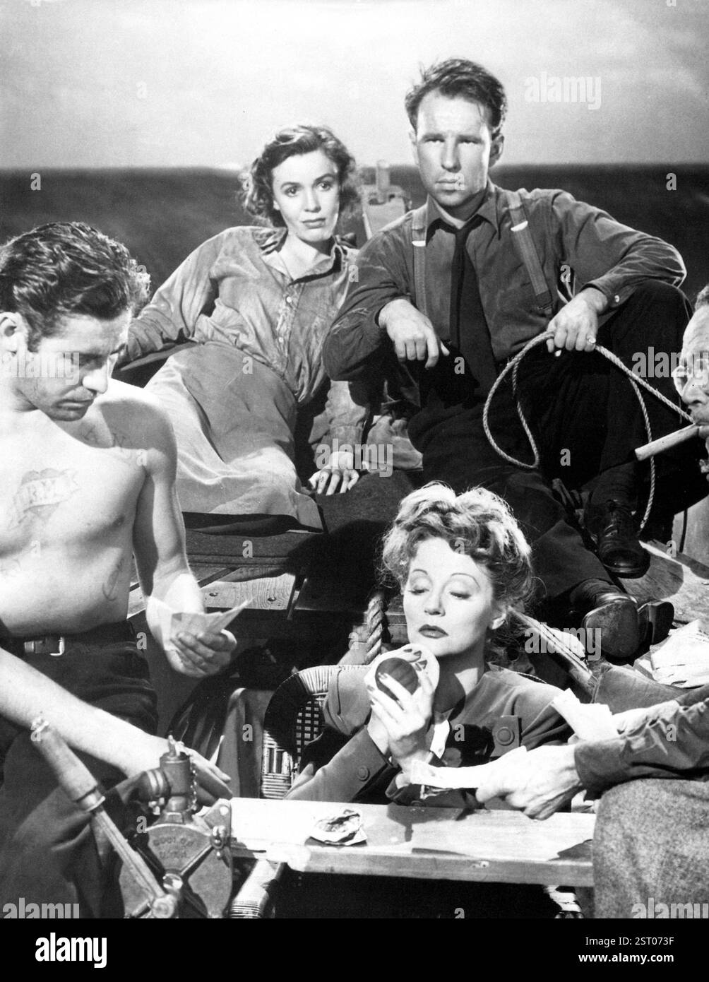 Rettungsboot [USA 1944] unter der Regie von Alfred Hitchcock [L - R] John HODIAK, Mary Anderson, Hume Cronyn, HENRY HULL [vorne] TALLULAH BANKHEAD Datum: 1944 Stockfoto