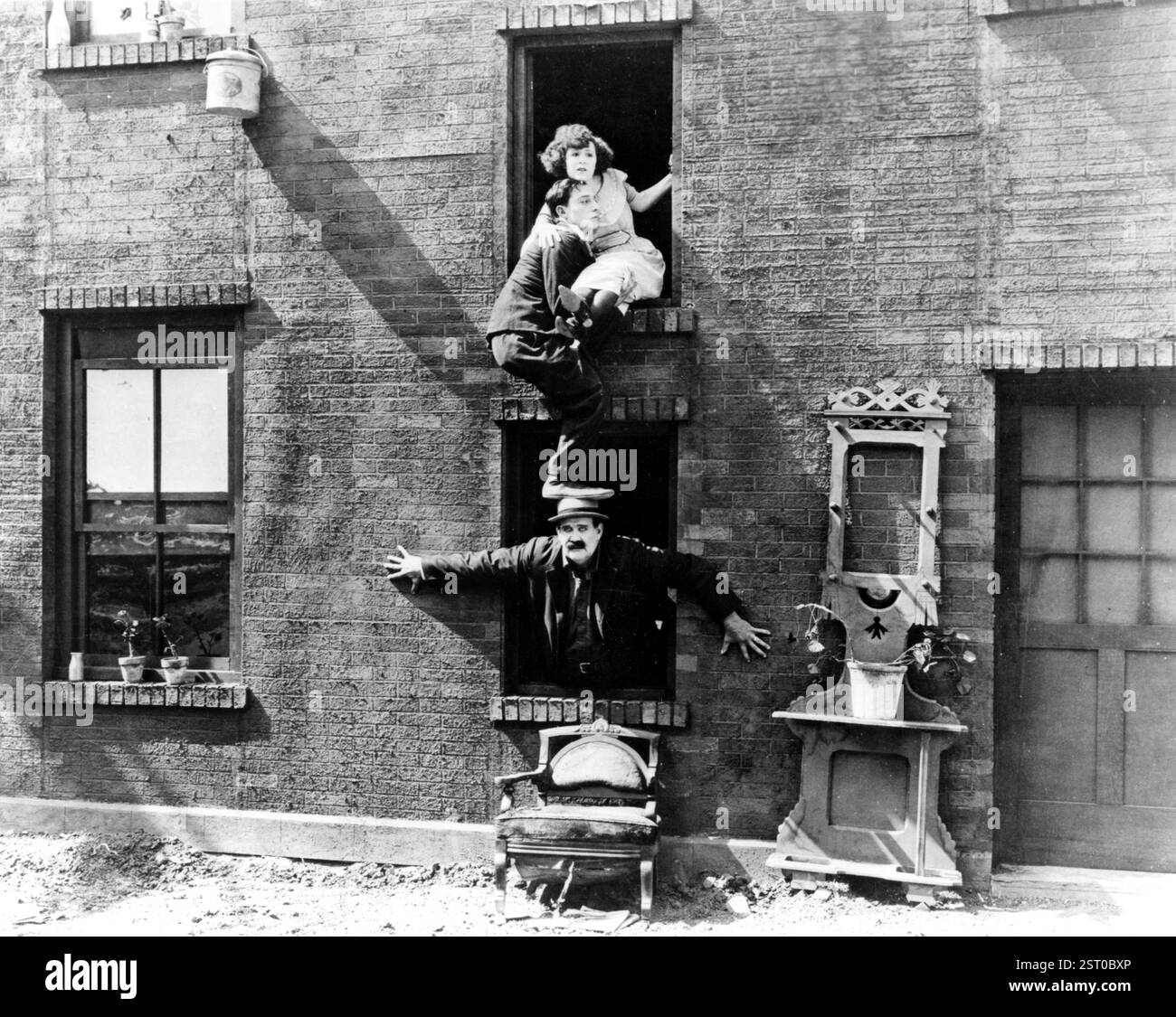 NACHBARN [US 1920] VIRGINIA FOX, BUSTER KEATON, der auf JOE ROBERTS Kopf steht. Datum: 1920 Stockfoto