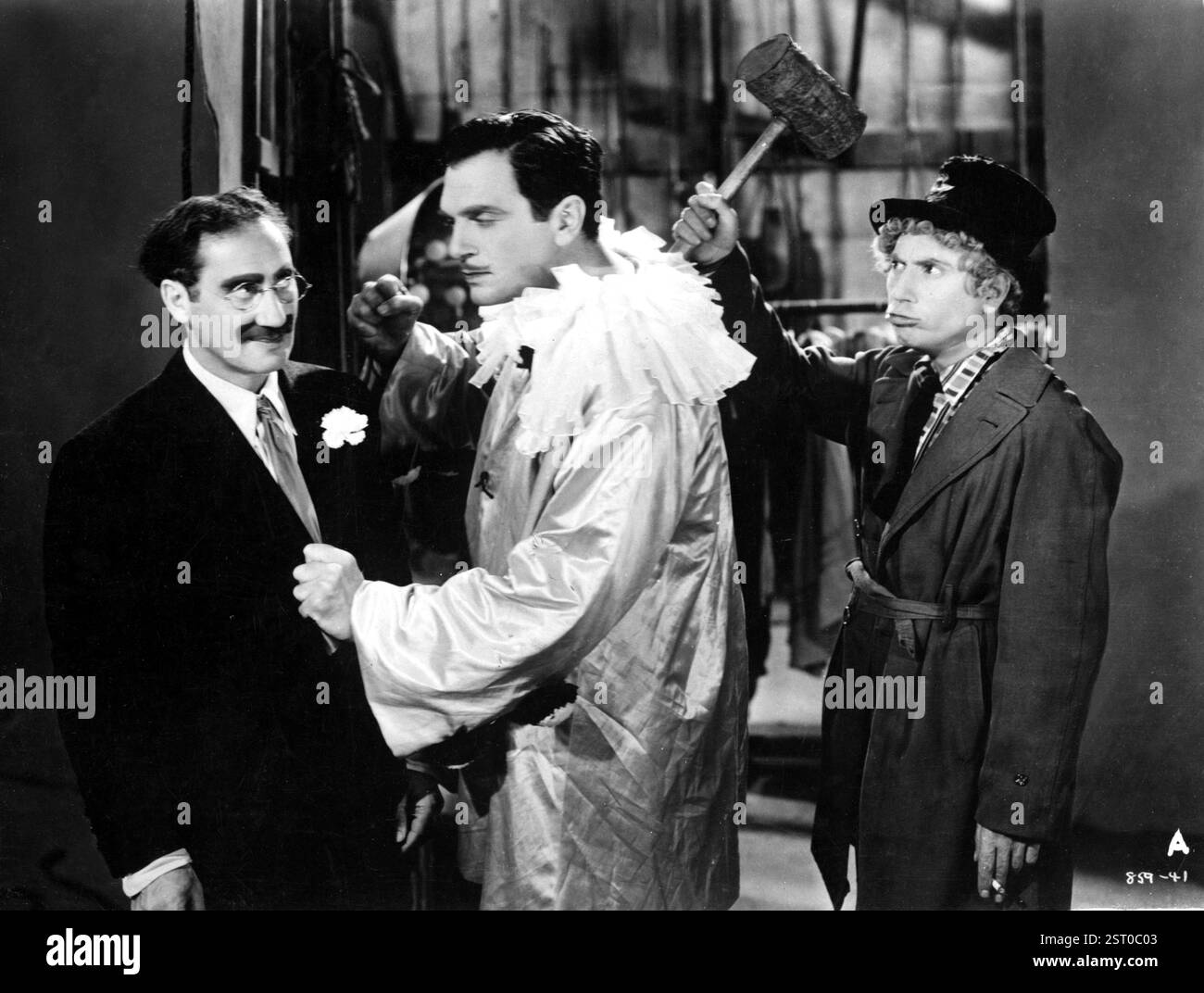 EINE NACHT IN DER OPER [US 1935] GROUCHO MARX, WALTER WOOLF KING, HARPO MARX Datum: 1935 Stockfoto