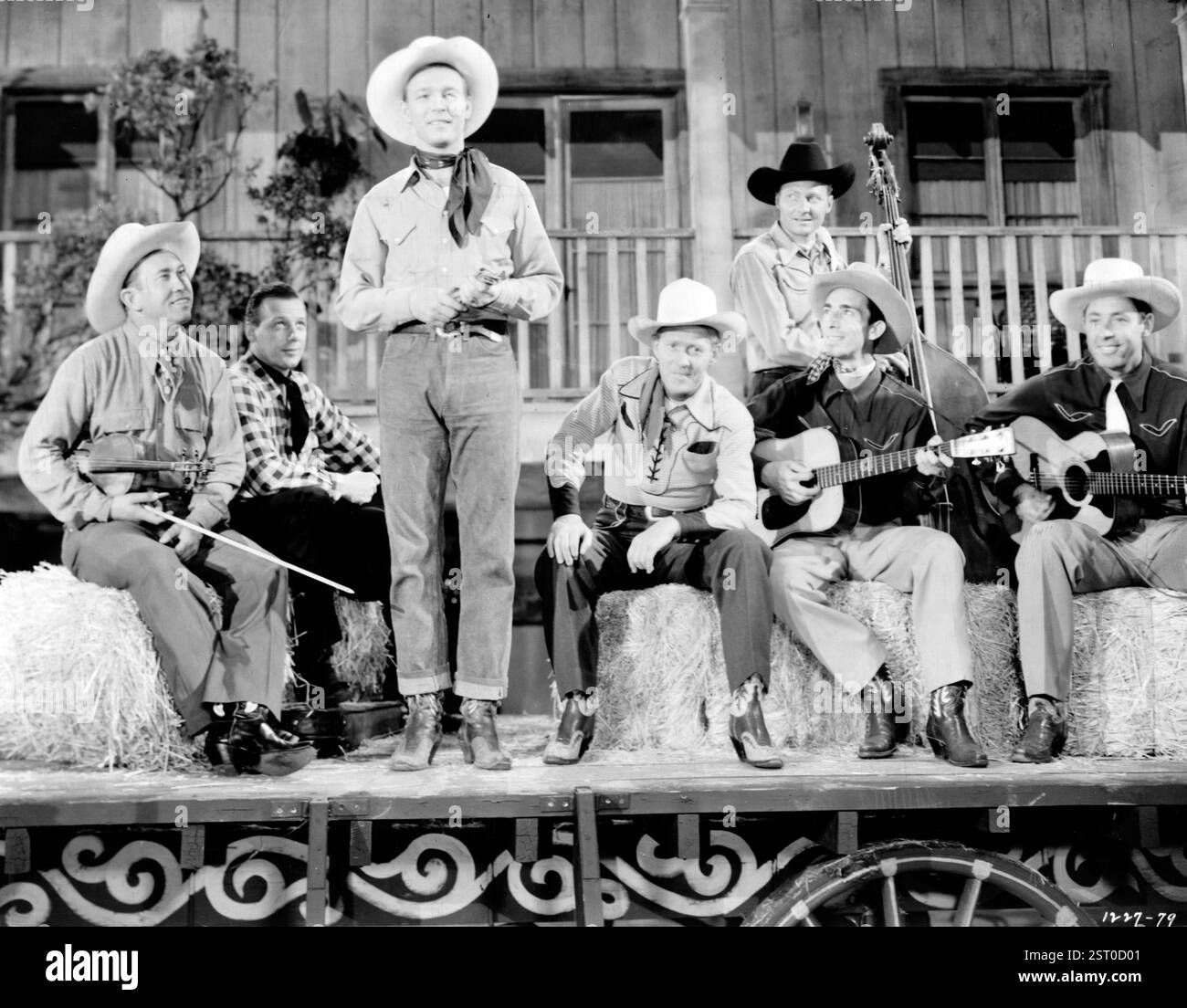 HÄNDE ÜBER DIE GRENZE [US 1944] ROY ROGERS [STEHEND] Datum: 1944 Stockfoto