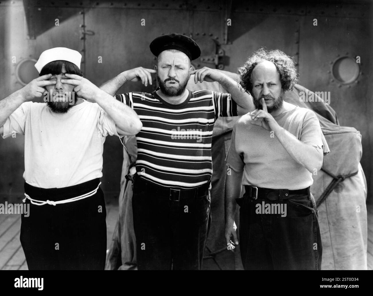 ZURÜCK VON VORNE [US 1943] [L-R] MOE HOWARD, CURLY HOWARD, LARRY FINE AS THE THREE STOOGES Datum: 1943 Stockfoto