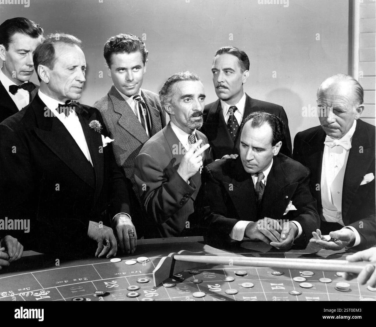 GILDA [US 1946] GLENN FORD [Dritter von links], [unbekannt], JOSEPH CALLEIA Datum: 1946 Stockfoto