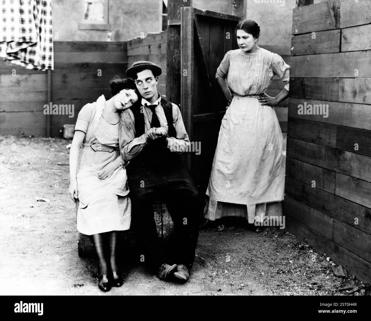 NACHBARN [US 1920] VIRGINIA FOX, BUSTER KEATON, [?] Datum: 1920 Stockfoto