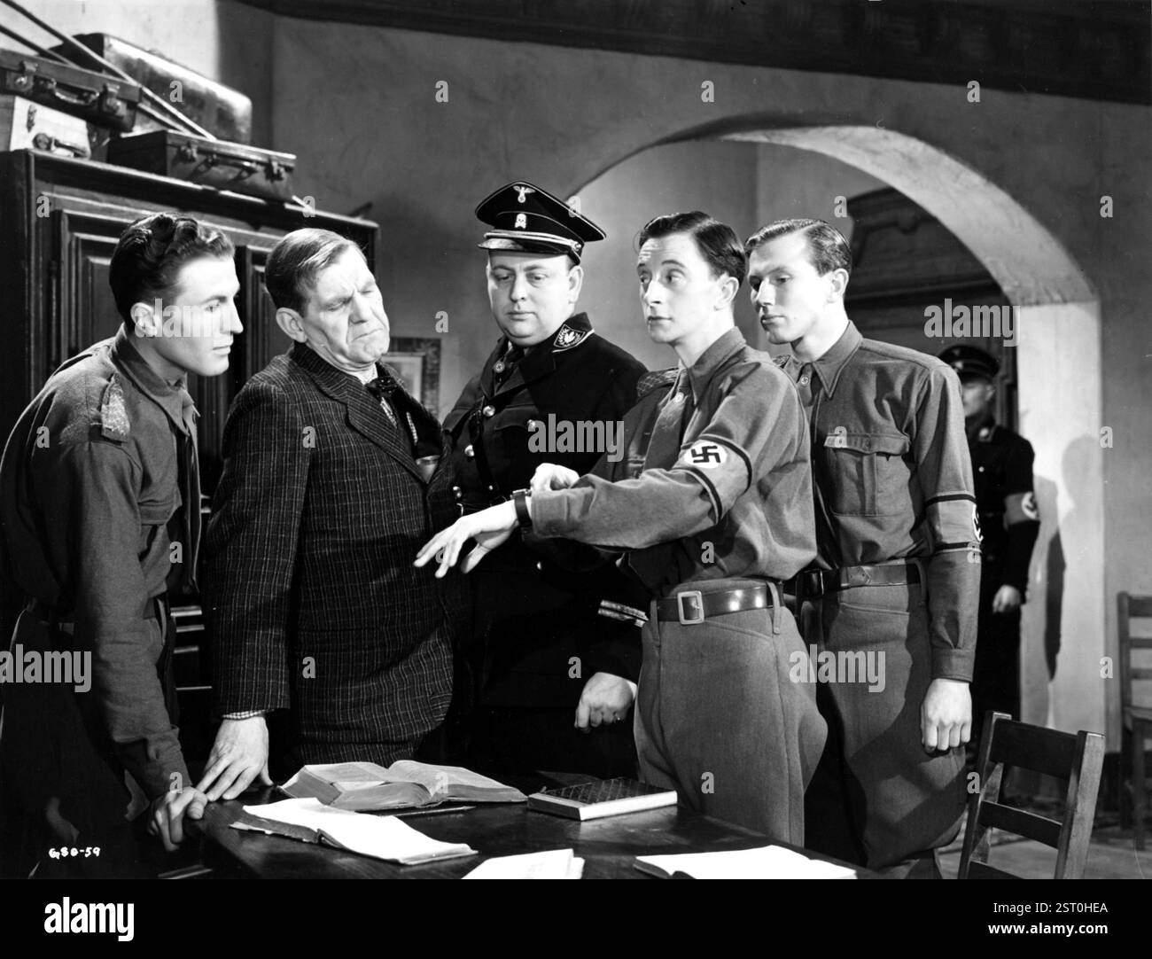 DIE GANS TRITT AUS [BR 1942] BARRY MORSE, WILL HEU [Zweiter von links], RAYMOND LOVELL, CHARLES HAWTREY [Zweiter von rechts], Datum: 1942 Stockfoto