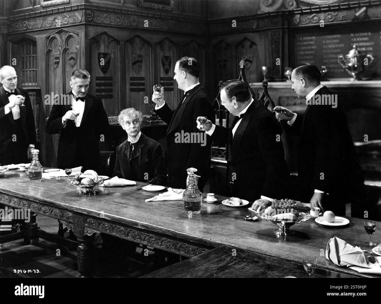 AUF WIEDERSEHEN, MR CHIPS [BR 1939] ROBERT DONAT [Dritter von links] als Mr Chips Datum: 1939 Stockfoto