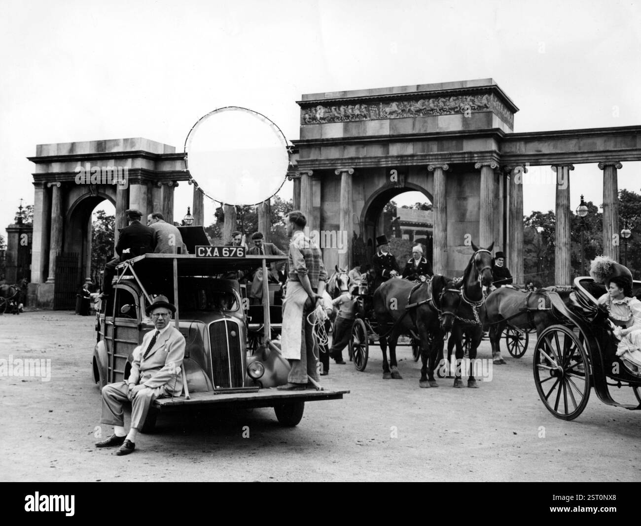 EIN IDEALER EHEMANN [BR 1947] Regisseur und Produzent ALEXANDER KORDA, sitzend auf dem Kamerawagen, auf dem Hyde Park Eckset. Datum: 1947 Stockfoto