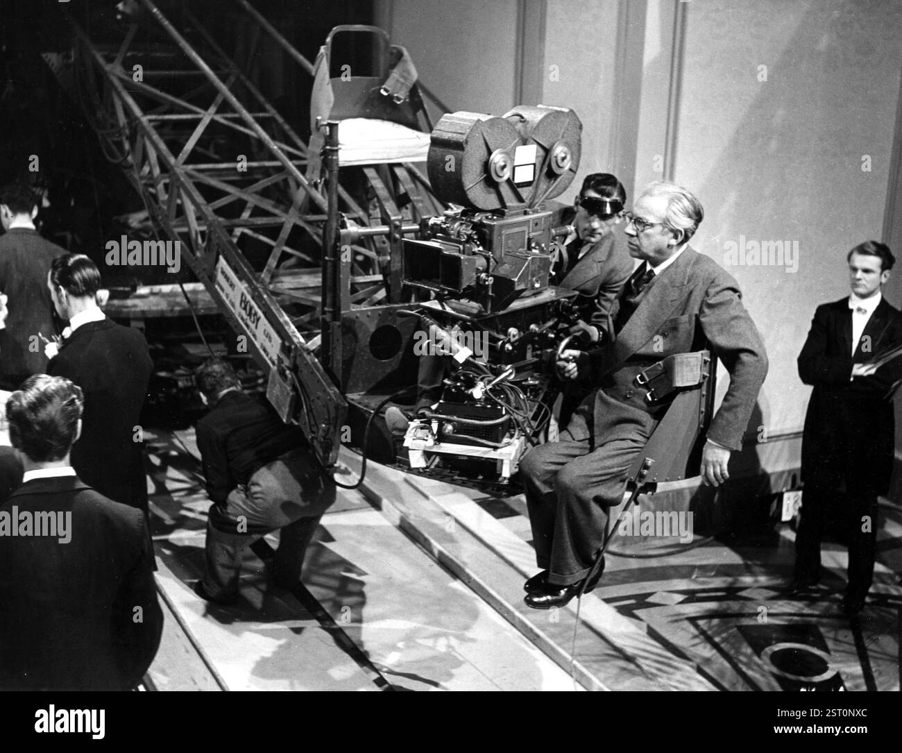 EIN IDEALER EHEMANN [BR 1947] KAMERAMANN GEORGES PERINAL hinter der Kamera, ALEXANDER KORDA rechts vor der Kamera. Datum: 1947 Stockfoto