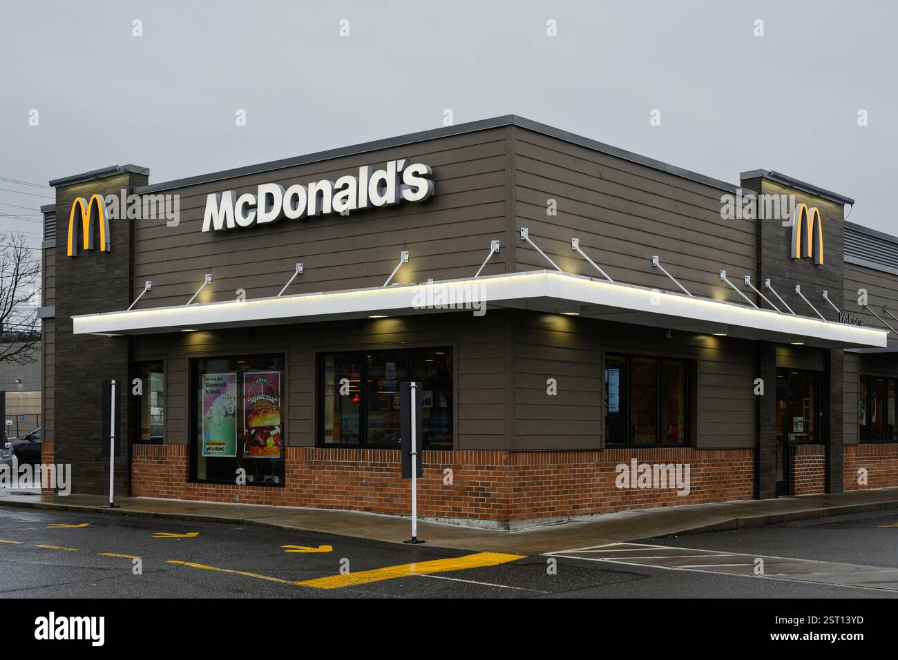 Seattle - 16. Februar 2025; modernes McDonald's Fast-Food-Restaurant bei nassem Wetter mit Schild Stockfoto