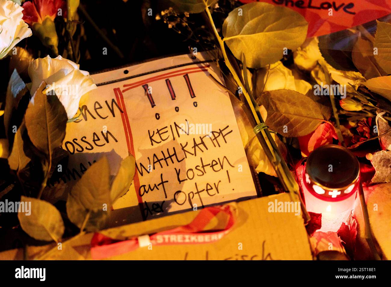München, Bayern, Deutschland. Februar 2025. Schild mit der Aufschrift kein Wahlkampf auf Kosten der Opfer. - Keine Wahlkampagne auf Kosten der Opfer. Anlässlich der Gedenkfeier mit Blumen und Kerzen am Ort eines mutmaßlichen Terroranschlags in der bayerischen Hauptstadt München am 13. Februar. Ein 24-jähriger Afghane hat mehrere Personen verletzt, die an einem VERDI-Protest mit einem Auto teilnahmen, eine 37-jährige Frau und ein 2-jähriges Kind sind zwei Tage später ihren Verletzungen erliegen. (Kreditbild: © Andreas Stroh/ZUMA Press Wire) NUR REDAKTIONELLE VERWENDUNG! Nicht für kommerzielle ZWECKE! Stockfoto