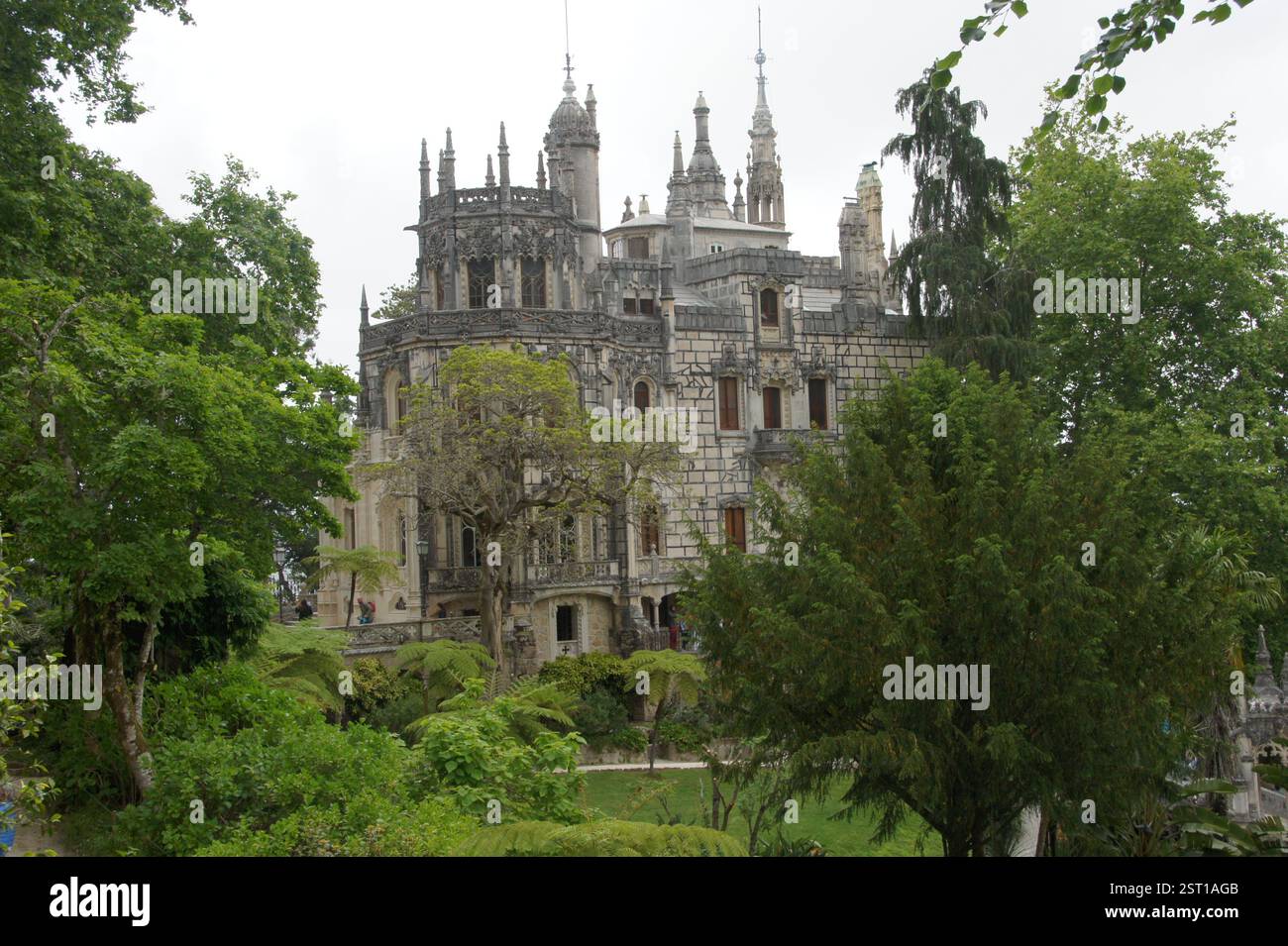 Regaleira Tower, Sintra: Ein gotisches Meisterwerk, ein mystischer Brunnen. Es symbolisiert Wiedergeburt und Initiation, eine kraftvolle Darstellung der spirituellen Transformation Stockfoto