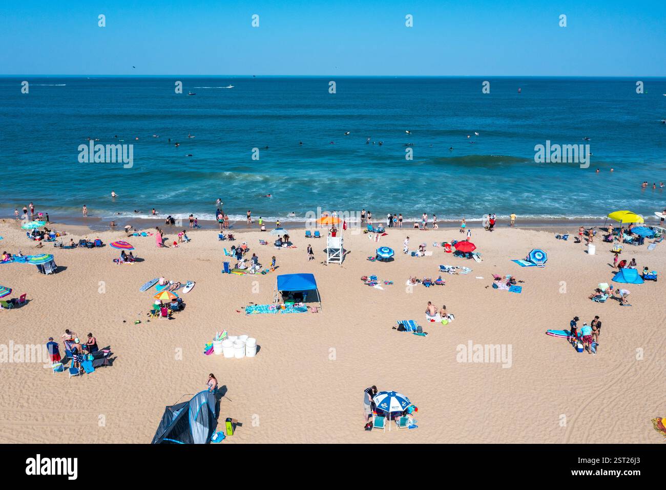 Virginia Beach Virginia - 23. Mai 2021: Surfer und Strandgäste aus der Vogelperspektive am 1st St Jetty in Virginia Beach Stockfoto