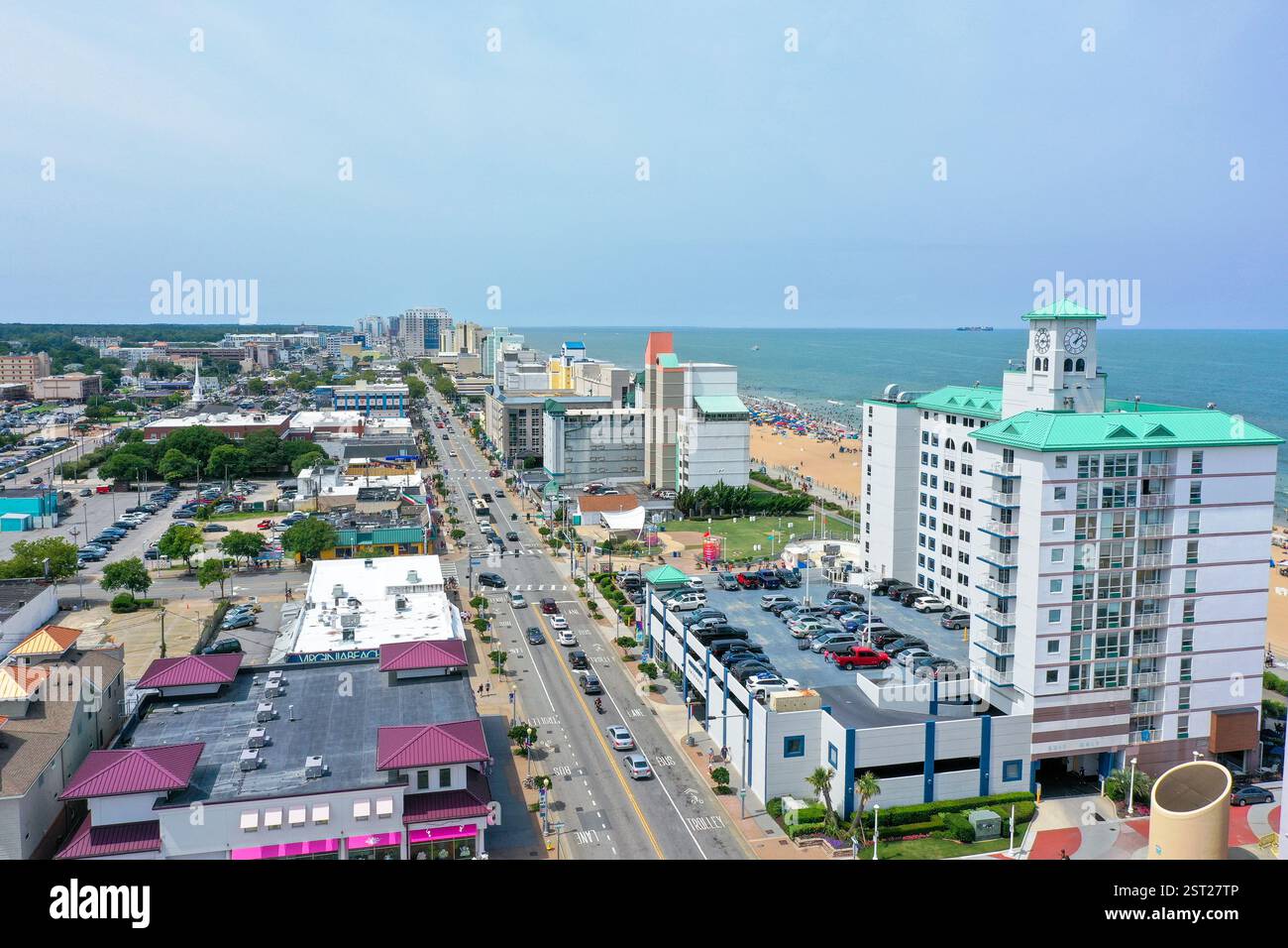 Virginia Beach Virginia - 10. Juli 2021: Luftaufnahme der Virginia Beach Oceanfront und der Atlantic Avenue Stockfoto