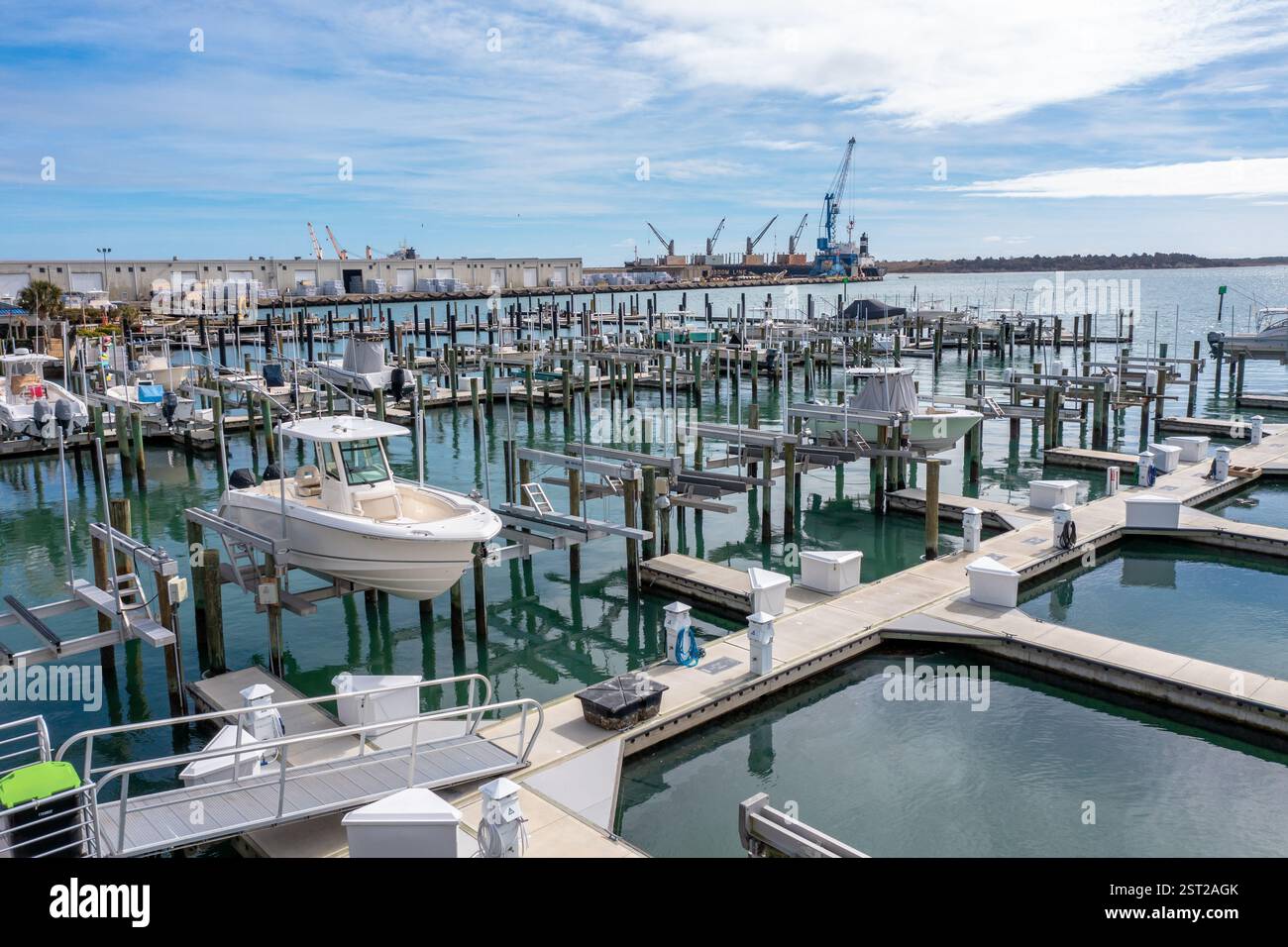 Luftaufnahme eines Yachthafens in Morehead City mit einem Hafen im Hintergrund Stockfoto