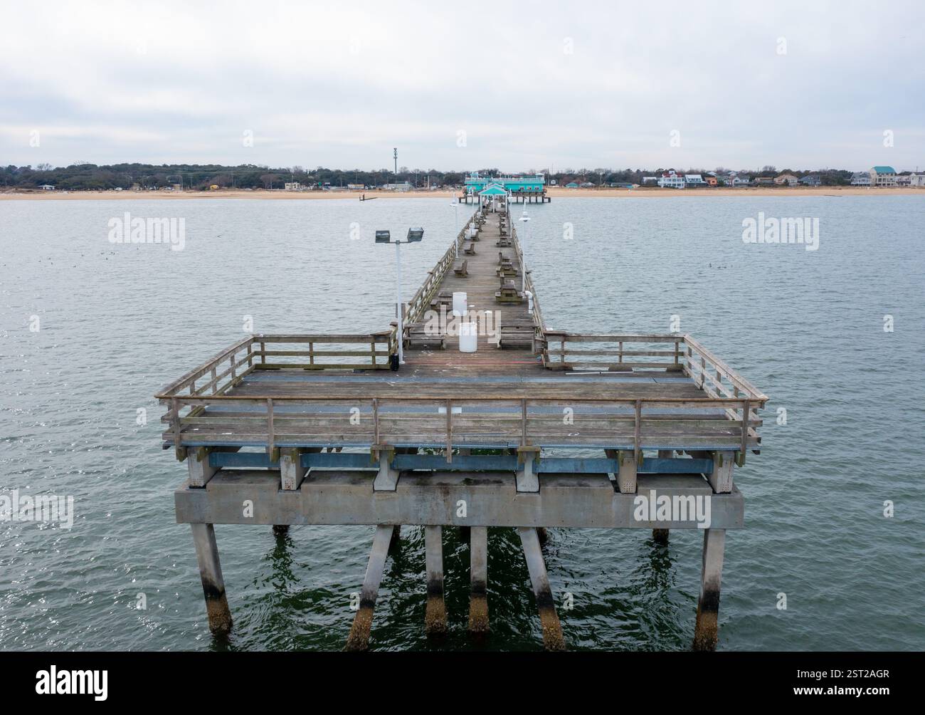 Luftaufnahme des Oceanview Pier vom Ende des Piers in Norfolk Virginia Stockfoto