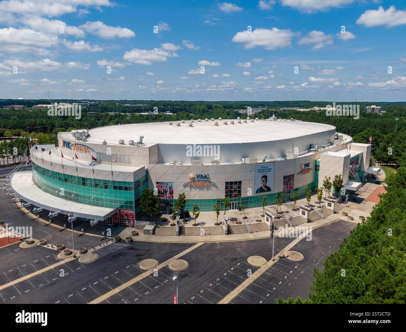 Drone Bilder von PNC Arena, Heimstadion der Carolina Hurricanes und NC State Basketball für Herren Stockfoto