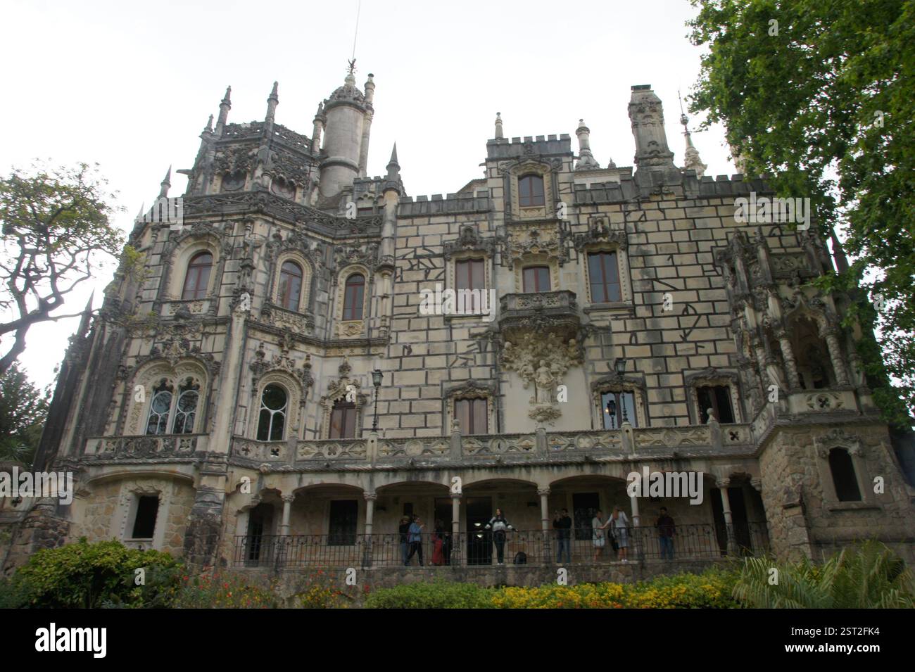 Quinta da Regaleira, Sintra: Eine faszinierende Mischung aus Natur und Architektur. Üppige Gärten verflechten sich mit komplizierten Strukturen und schaffen ein bezauberndes Ambiente Stockfoto