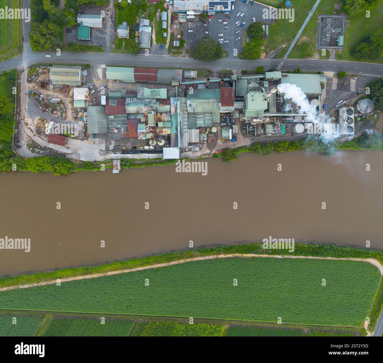 Die Condong Sugar Mill befindet sich am Ufer des Tweed River und zerquetscht seit 1880 Zuckerrohr Stockfoto
