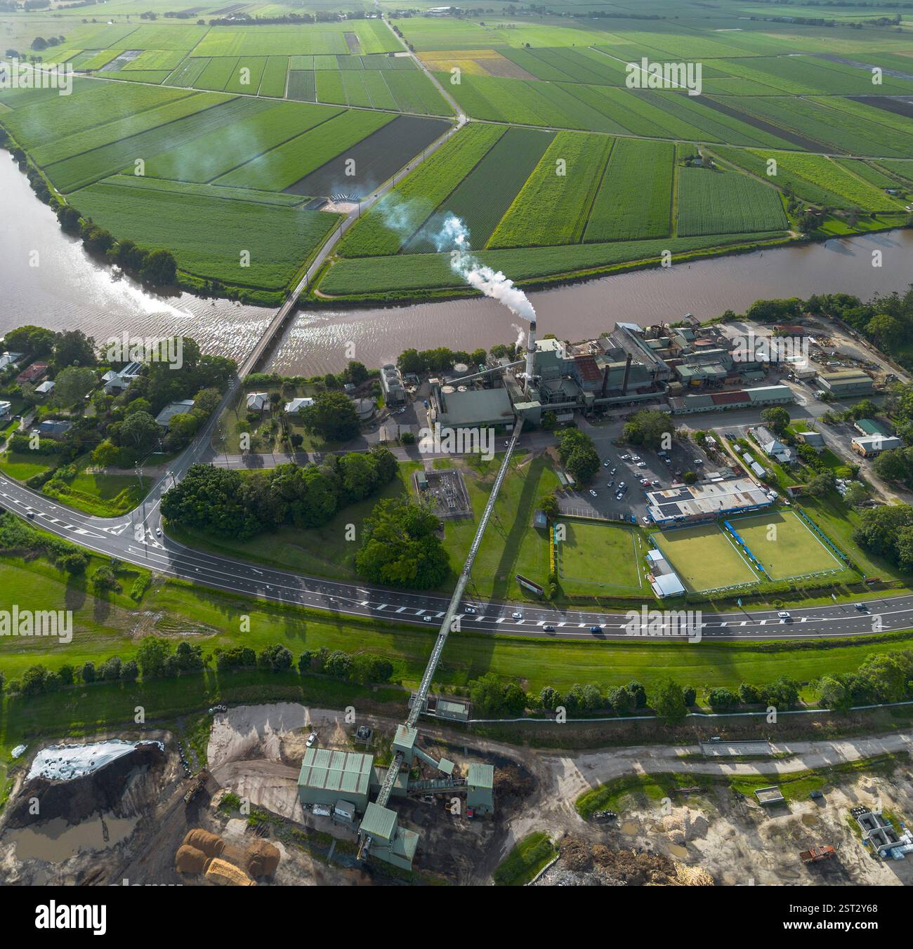 Die Condong Sugar Mill befindet sich am Ufer des Tweed River und zerquetscht seit 1880 Zuckerrohr Stockfoto
