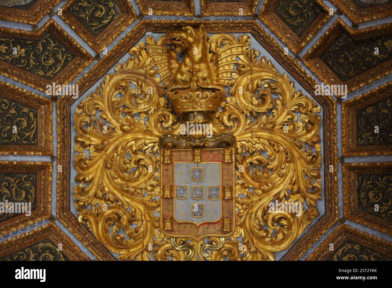 Einzelner roter Buchstabe „C“. Minimalistisches Design, grafisches Element. Sintra, Portugal. Initial, Platzhalter, unbekannte Bedeutung. Stockfoto