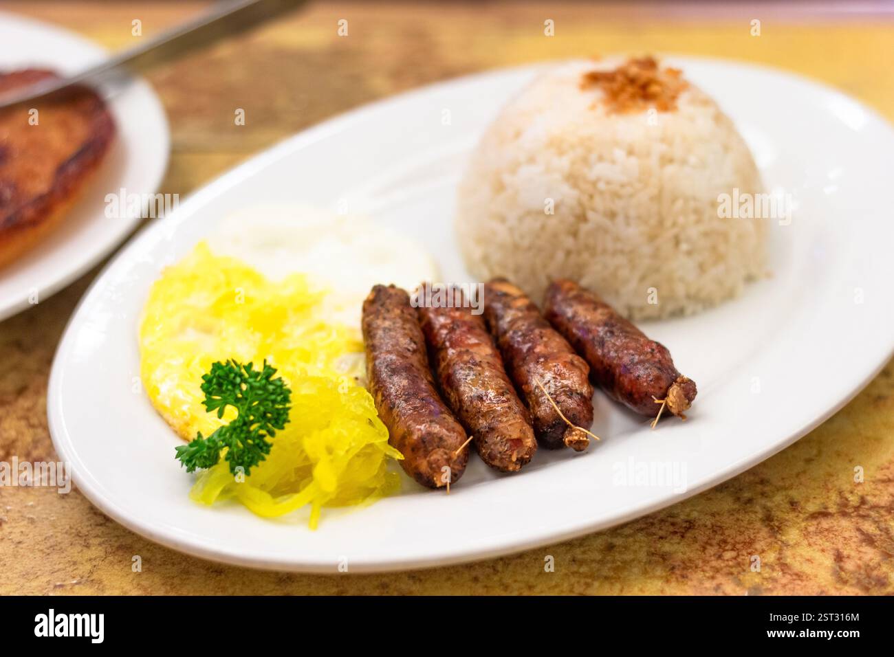 Teller Longsilog mit Reis, Spiegelei und Lucban Longganisa in einem lokalen Restaurant in Lucban Quezon Philippinen Stockfoto
