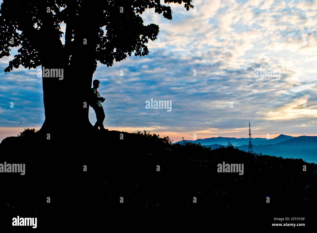 Allein am dramatischen Abend. Stockfoto