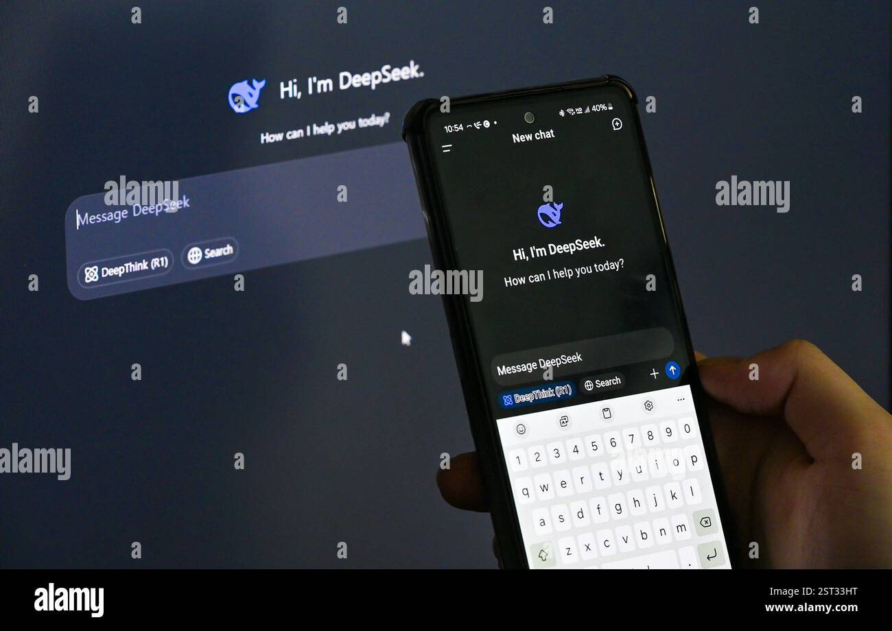 Seoul, Südkorea - 17. Februar 2025 : Ein Benutzer, der DeepSeek auf einem Computer und Smartphone verwendet und die Frage „Was ist DeepSeek?“ eingibt Stockfoto