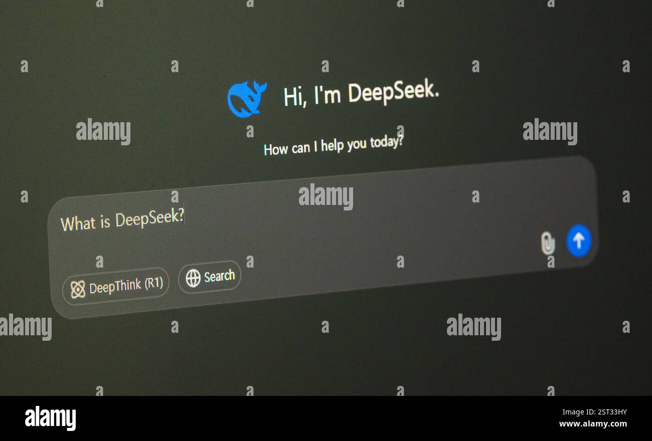 Seoul, Südkorea - 17. Februar 2025 : Ein Benutzer, der DeepSeek auf einem Computer und Smartphone verwendet und die Frage „Was ist DeepSeek?“ eingibt Stockfoto