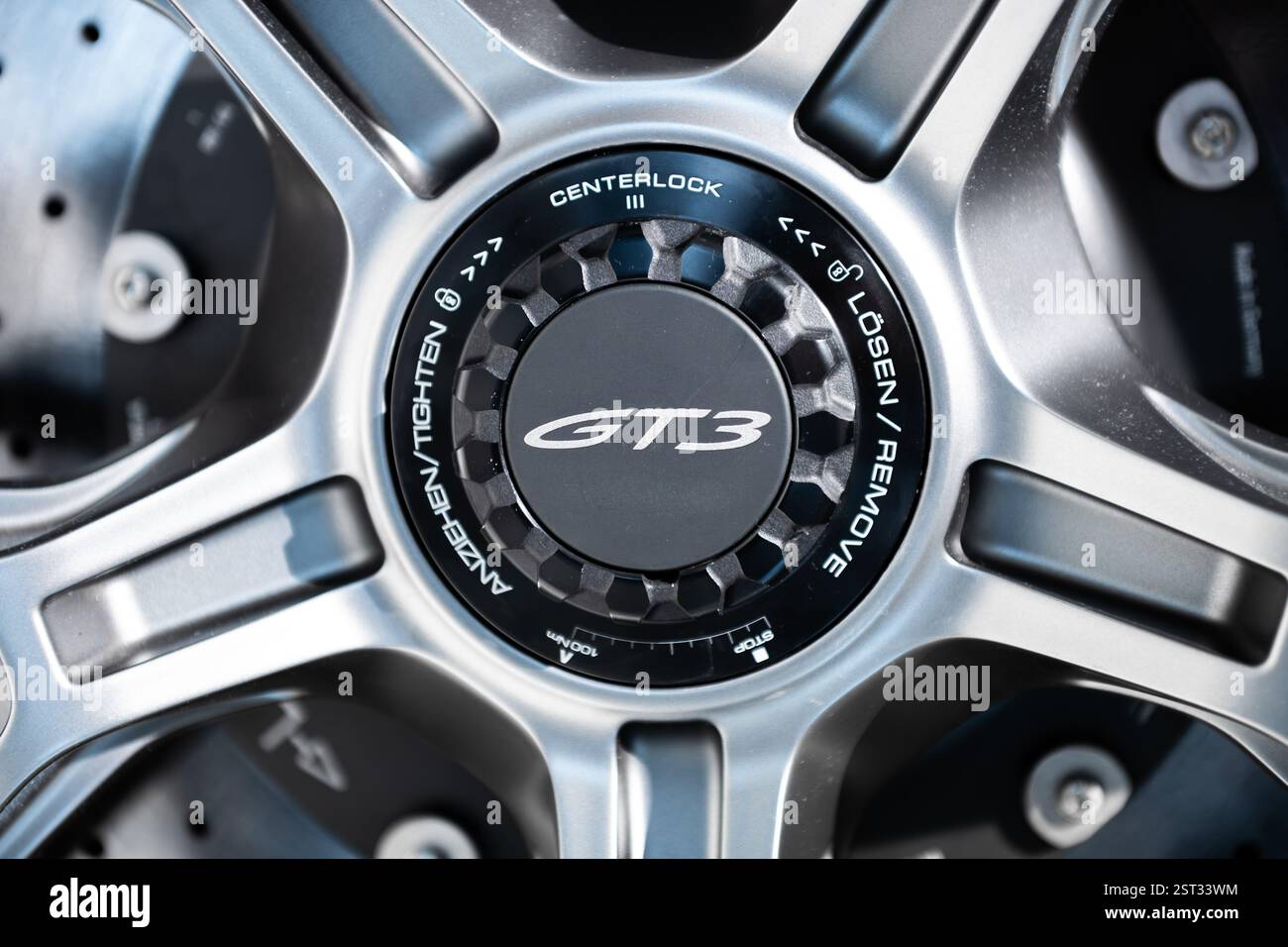 Stuttgart, Deutschland. Februar 2025. Die Aufschrift „GT3“ ist auf einem Zentralschloss eines Porsche GT3 im Porsche Museum zu sehen. Quelle: Silas Stein/dpa/Alamy Live News Stockfoto