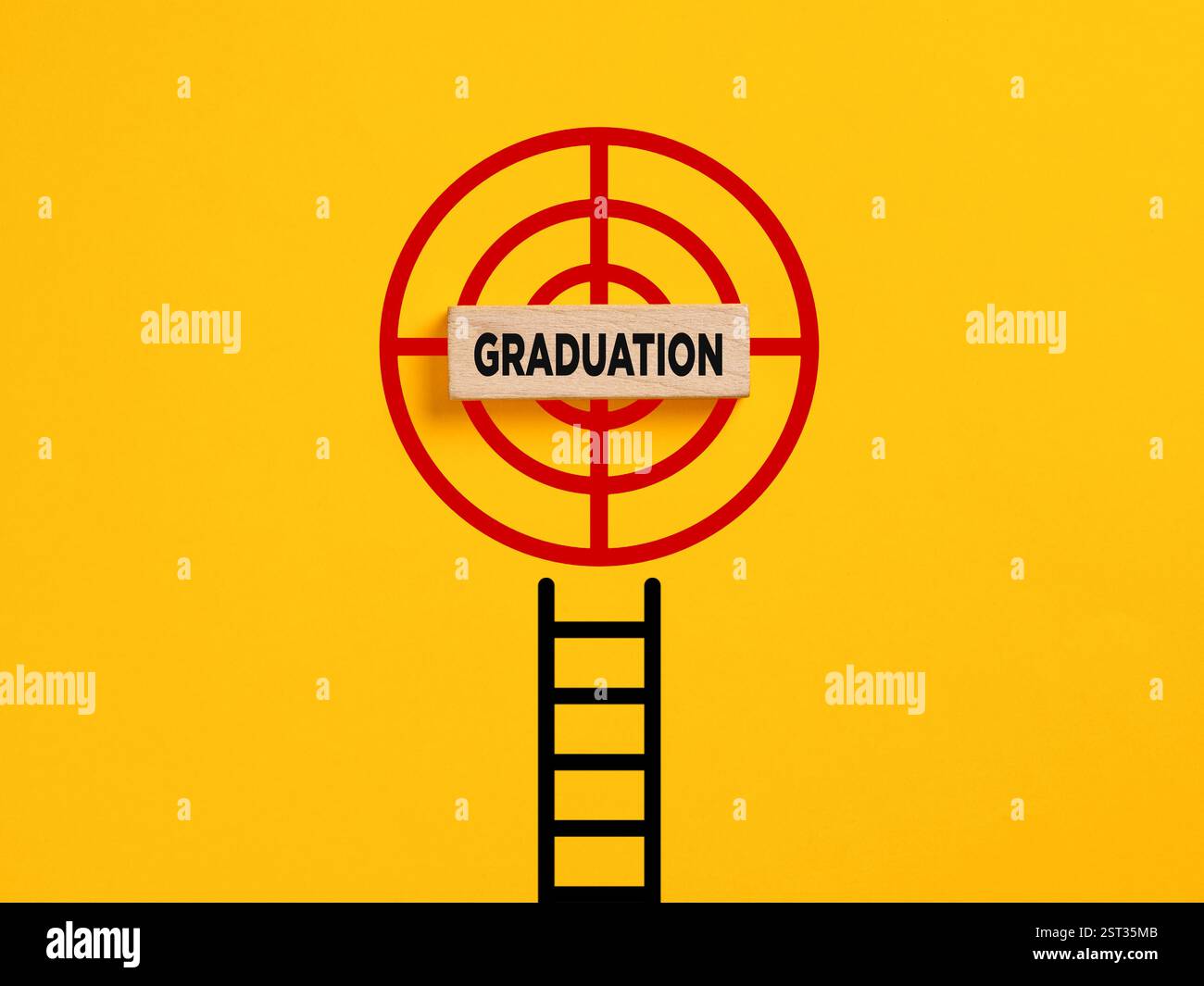 Leiter führt zu einem Ziel mit dem Wort „Graduierung“, das das erfolgreiche Ende der Ausbildung symbolisiert. Stockfoto